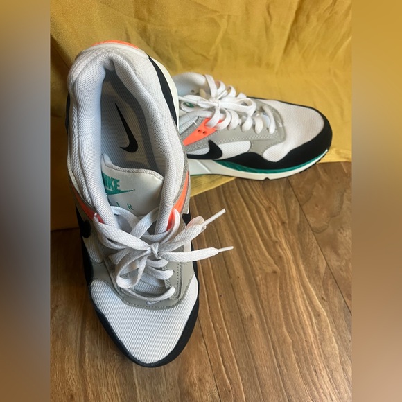 Nike White and Black Sneakers - Picture 9 of 9